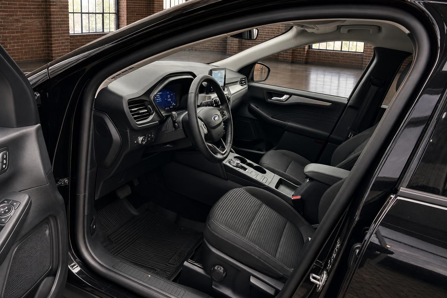 Ford Kuga Innenraum Blick auf Cockpit Lenkrad und Vordersitze