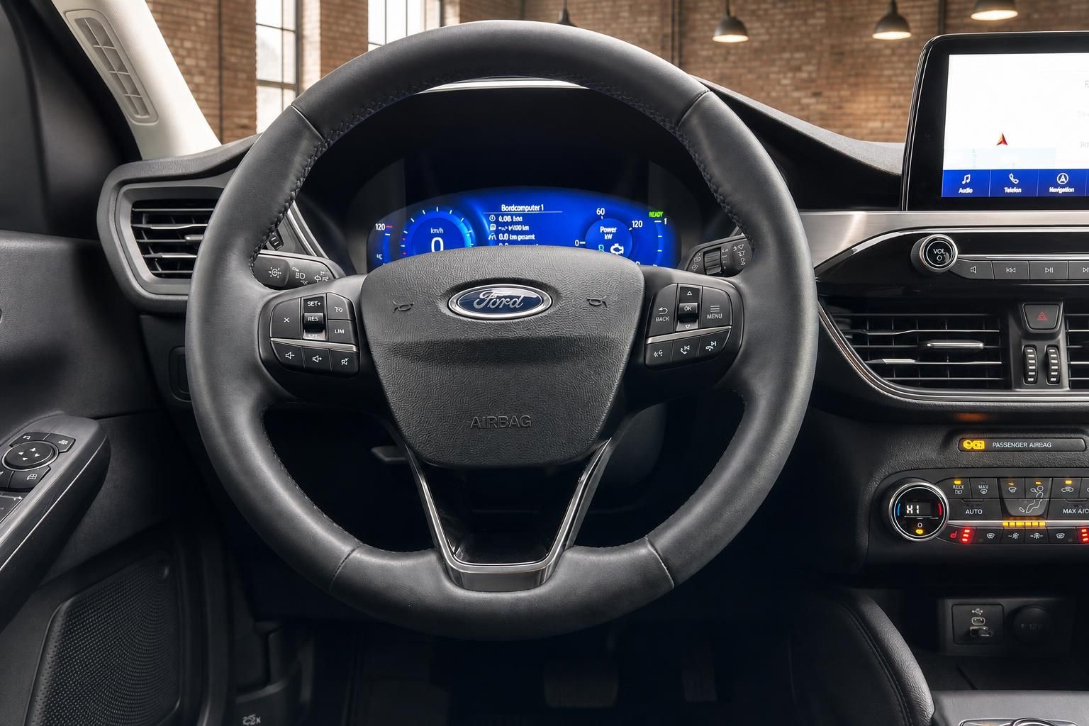 Ford Lenkrad mit Bordcomputer und Bedienelementen Nahaufnahme