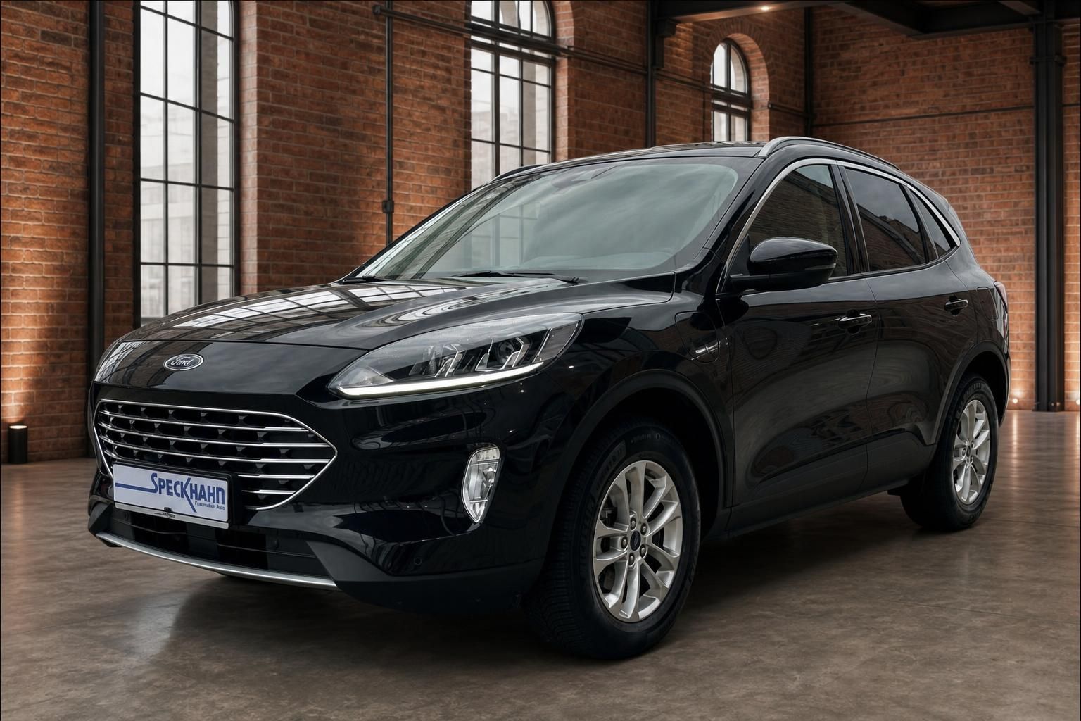 Ford Kuga schwarz Frontansicht in historischer Industriehalle