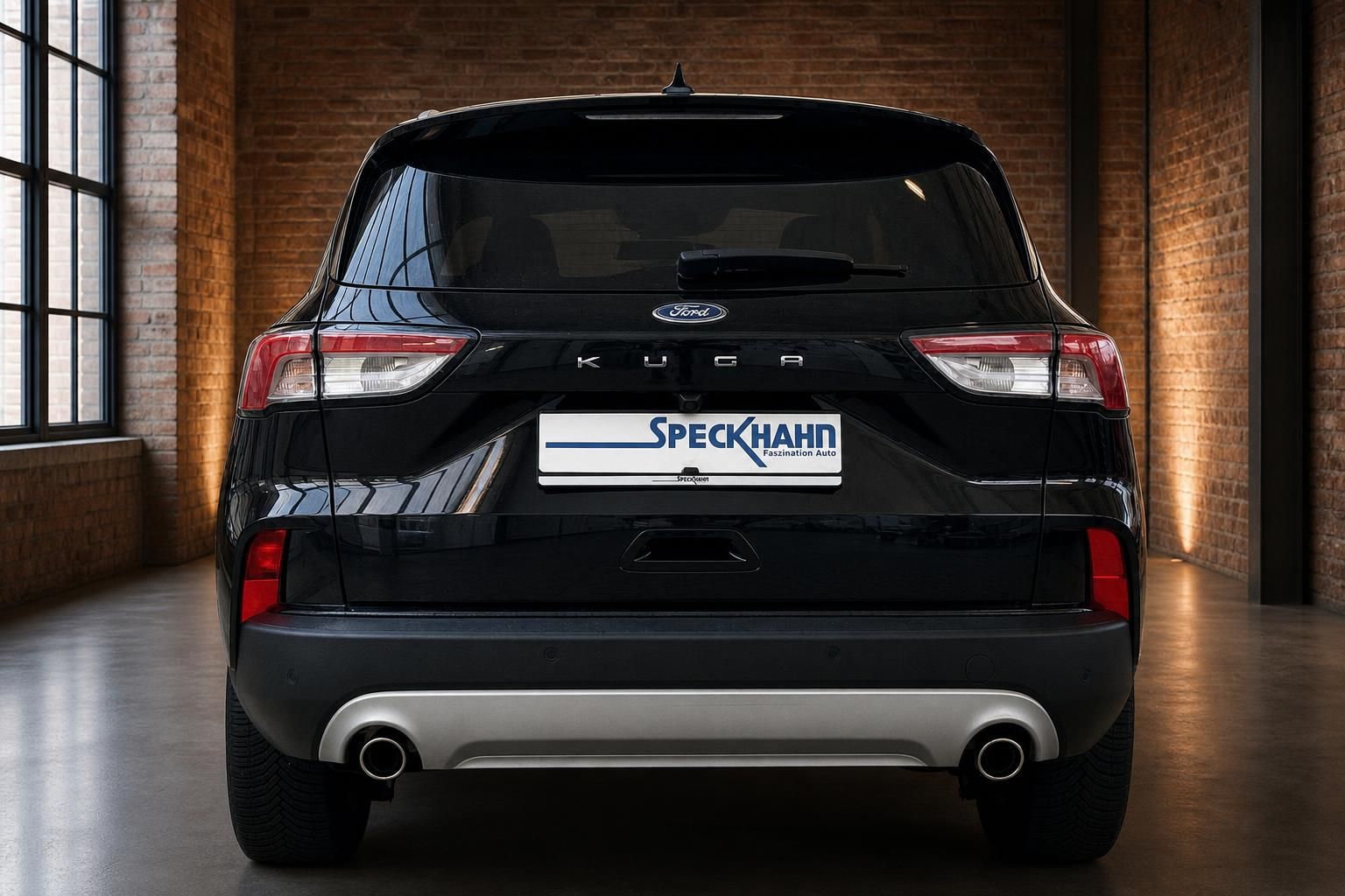 Ford Kuga schwarz Heckansicht direkt mit Kennzeichenhalter