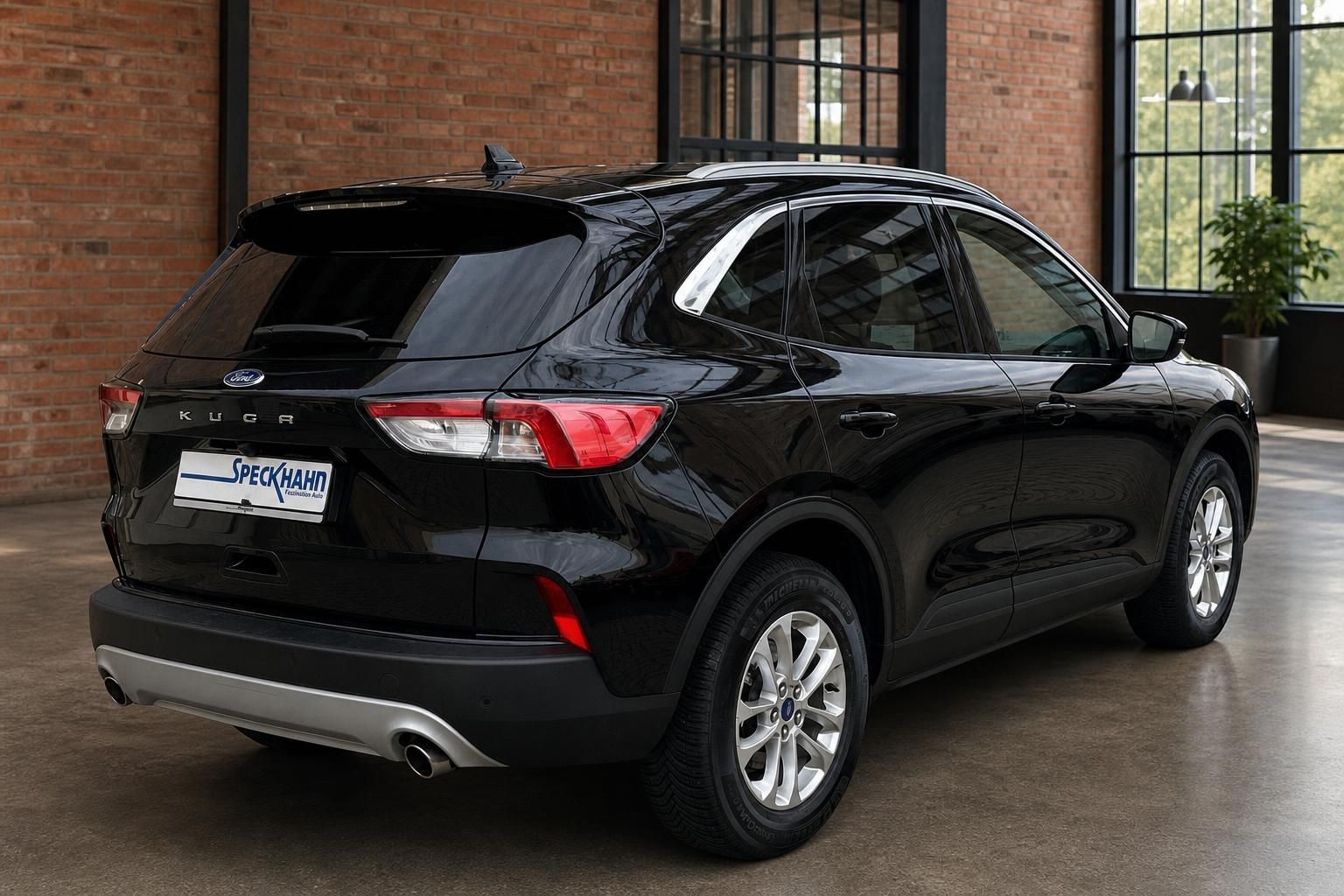 Ford Kuga schwarz Heck schraeg in Backsteinhalle mit Fenster