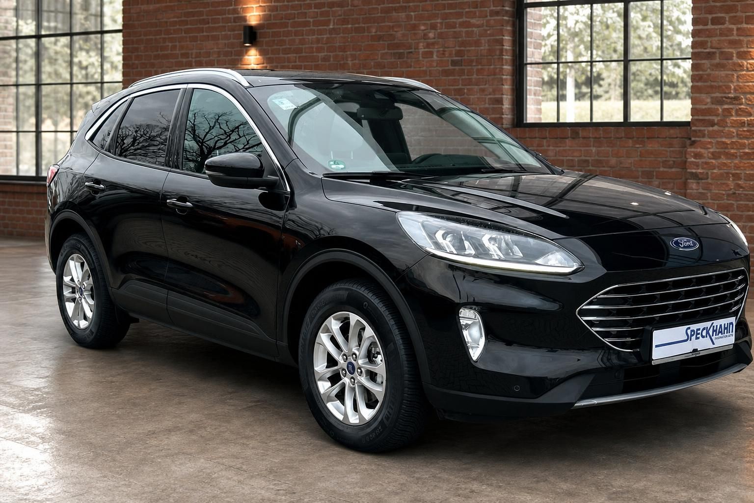 Ford Kuga schwarz Frontansicht seitlich vor Backsteinwand