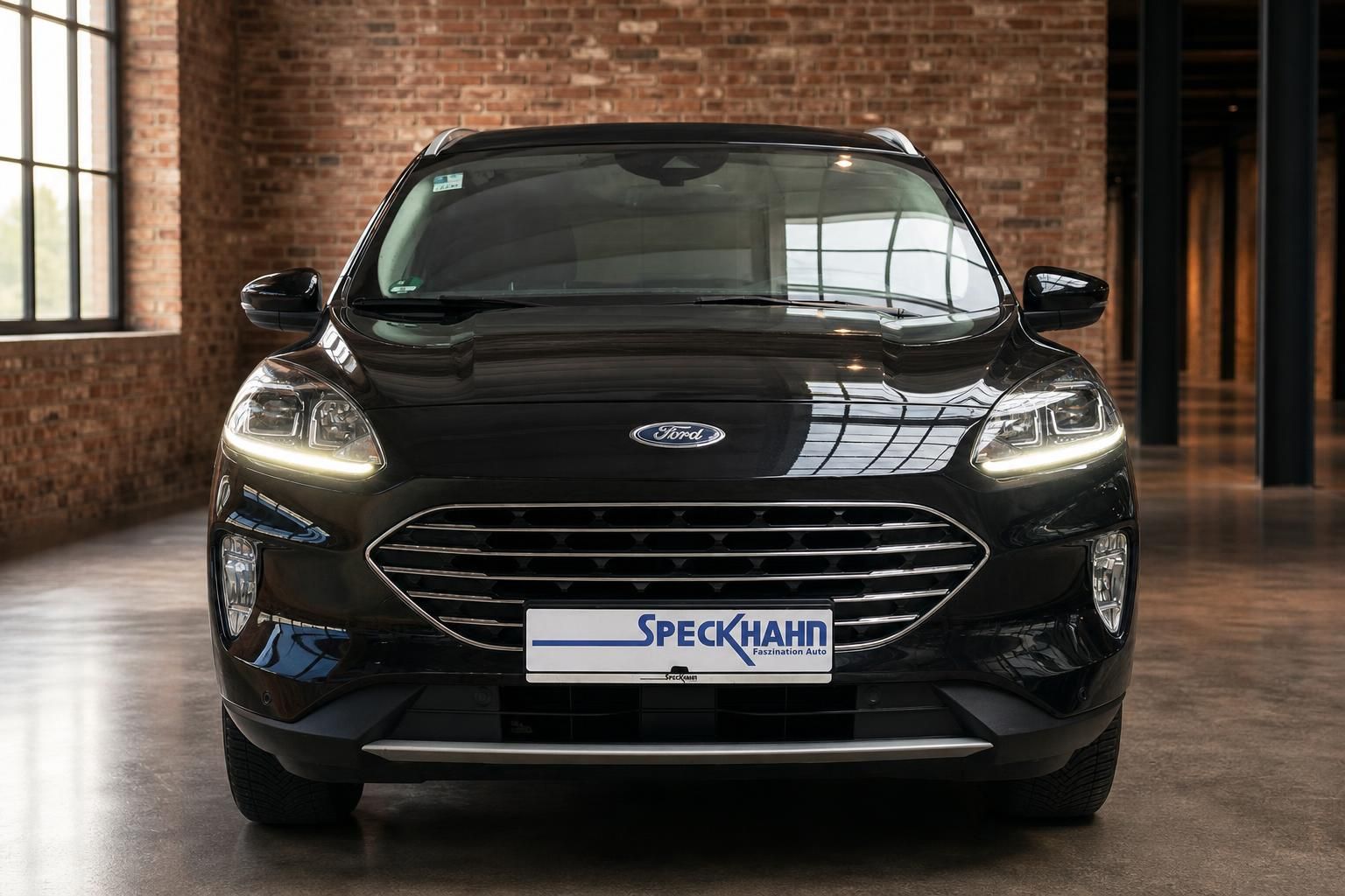 Ford Kuga schwarz Frontansicht mit Kuehlergrill und LED-Scheinwerfern