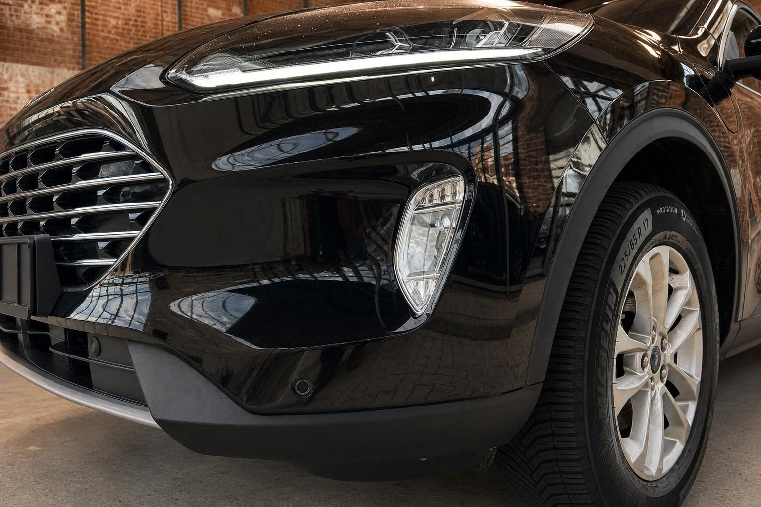 Ford Kuga schwarz Nahaufnahme Frontstossstange und Scheinwerfer