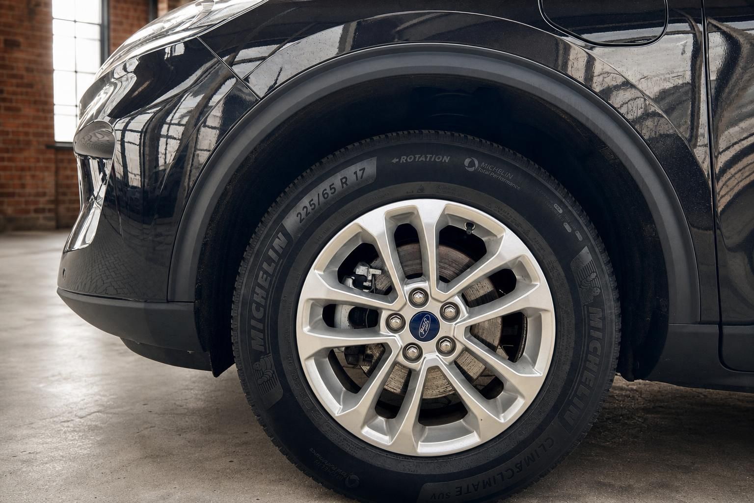 Ford Kuga Detailansicht Leichtmetallfelge mit Michelin Reifen