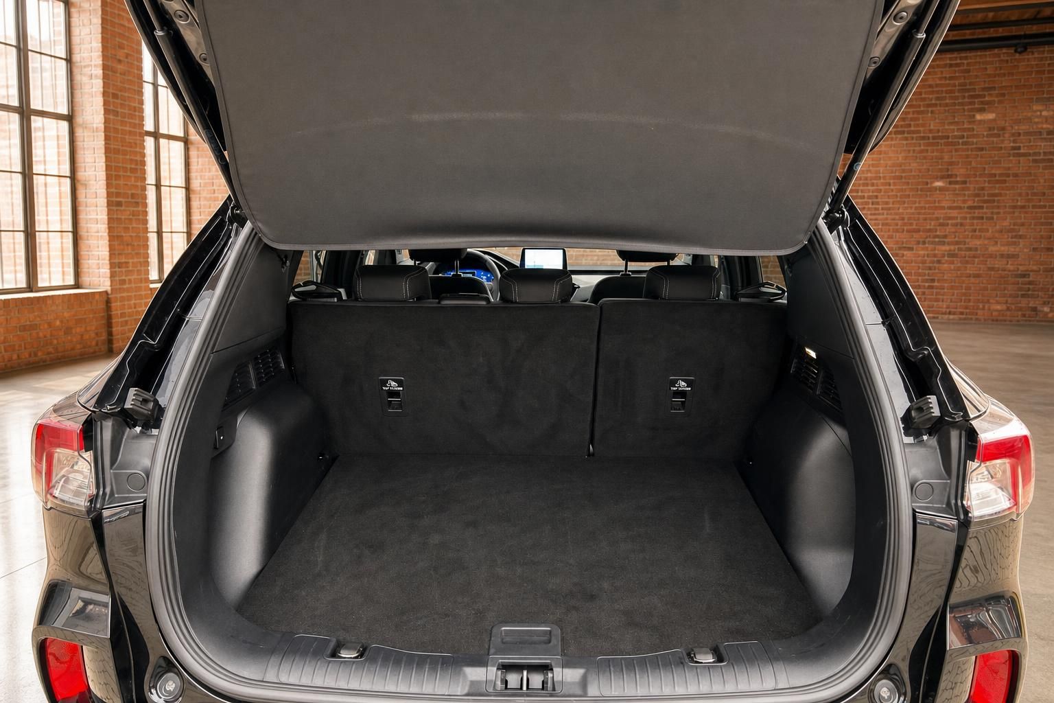 Ford Kuga Kofferraum mit geoeffneter Heckklappe und viel Stauraum