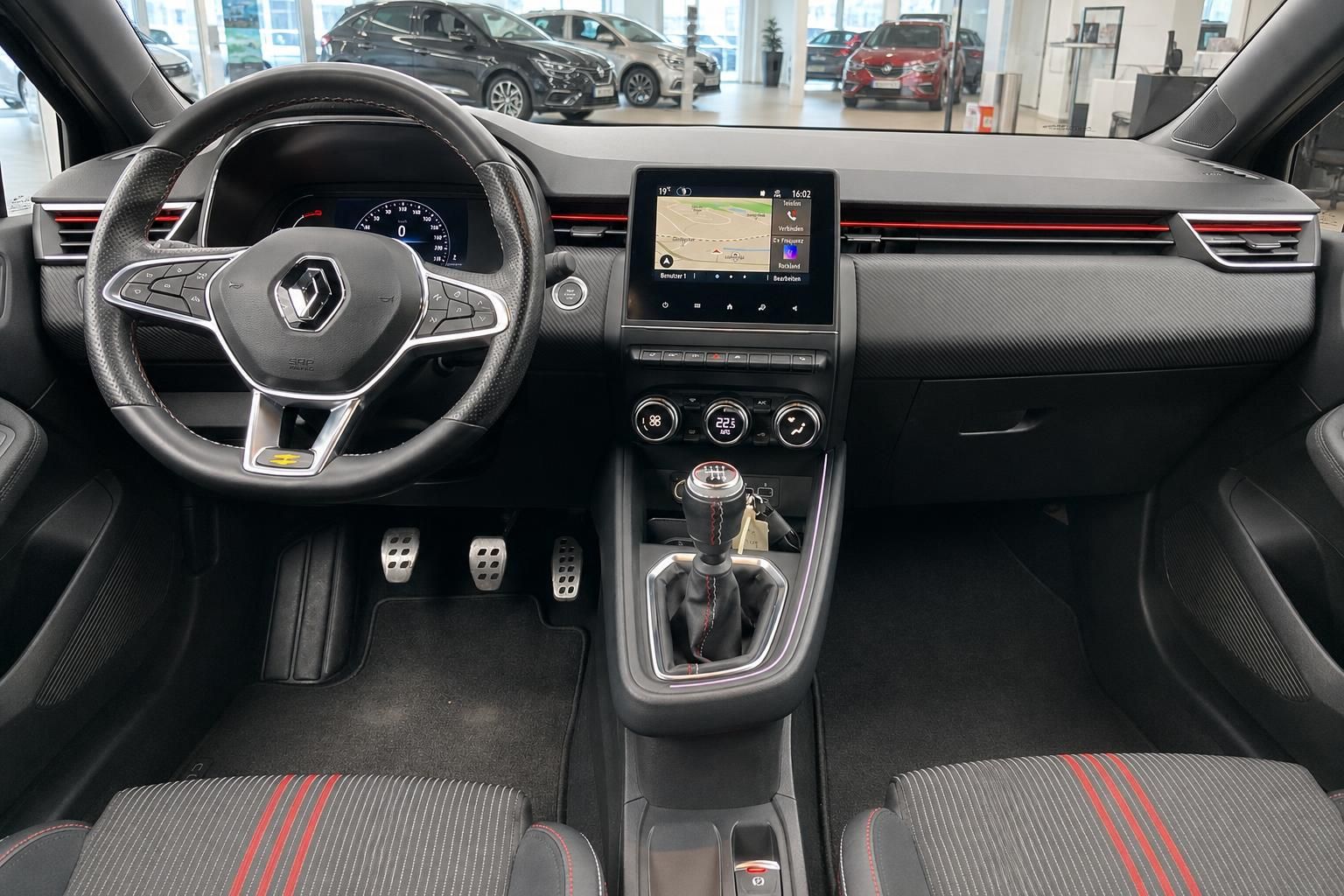 Renault Innenraum Cockpit mit Multimedia-System und roten Akzenten - Fahrer-Perspektive Dashboard