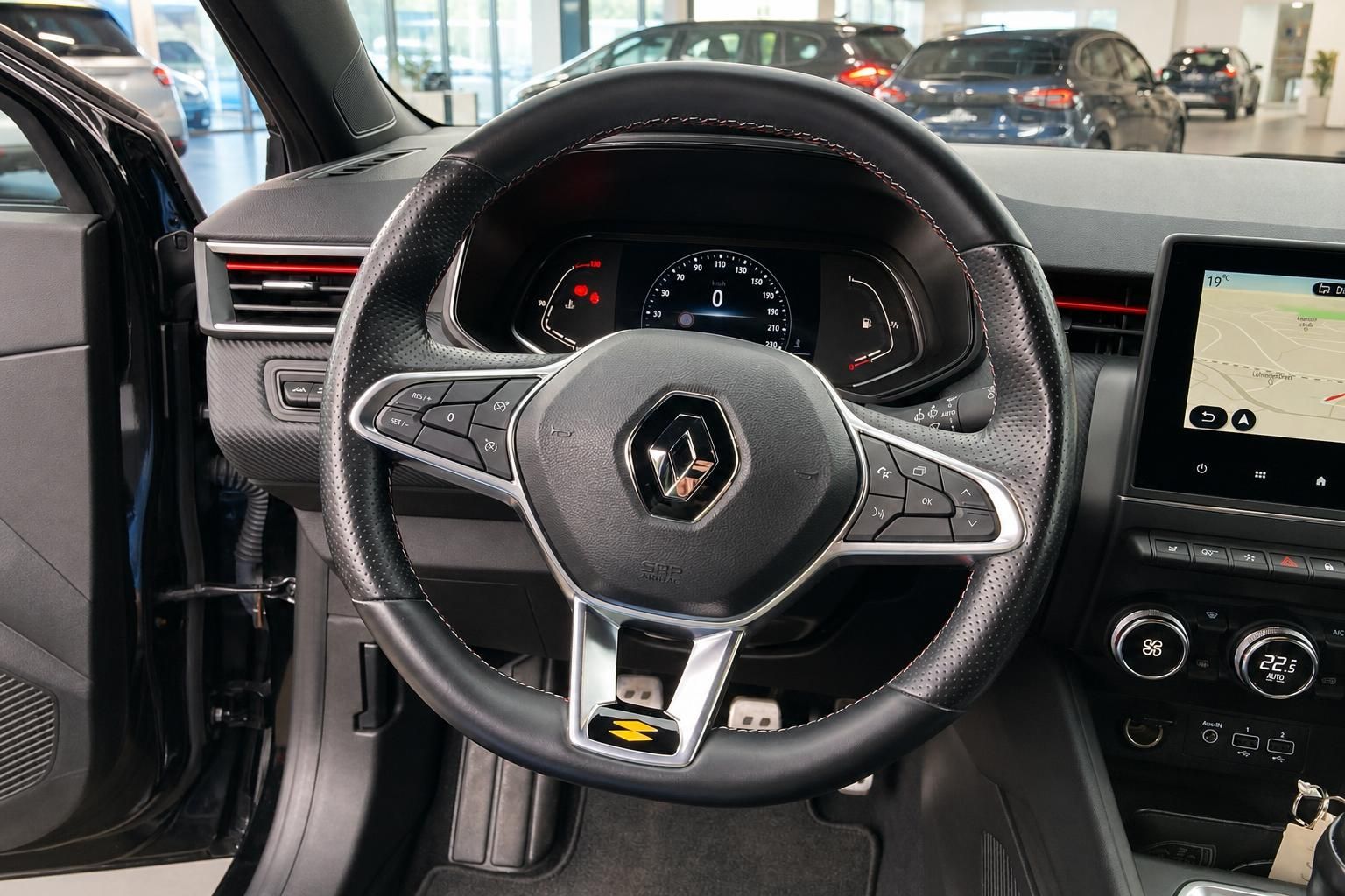Renault Lenkrad mit Multifunktionstasten und Armaturenbrett im modernen Fahrzeug-Cockpit