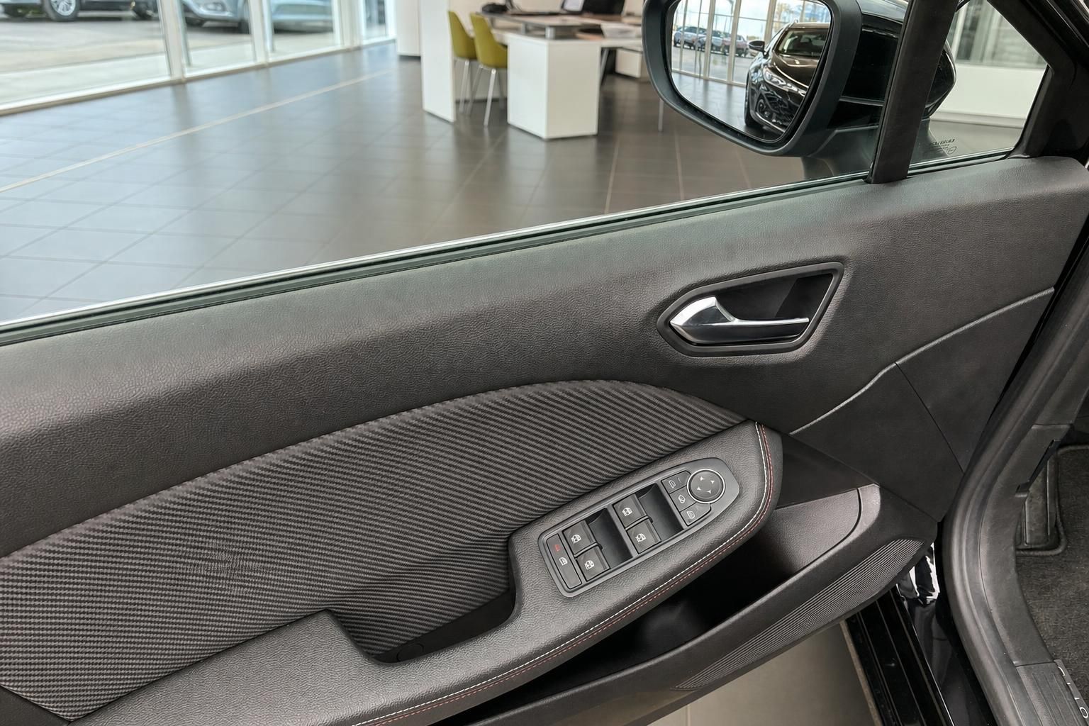 Fahrzeugtür-Innenverkleidung mit elektrischen Fensterhebern, Türgriff und roten Ziernähten