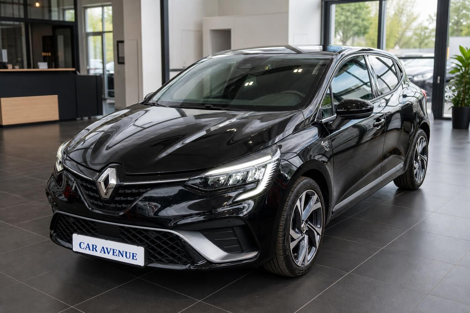 Renault Clio schwarz - Frontansicht mit LED-Scheinwerfern im Autohaus