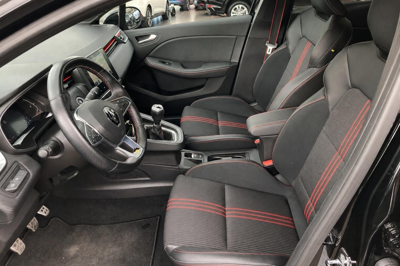 Renault Fahrersitz mit roter Kontrastnaht - sportliche Innenausstattung und Lenkrad im Detail