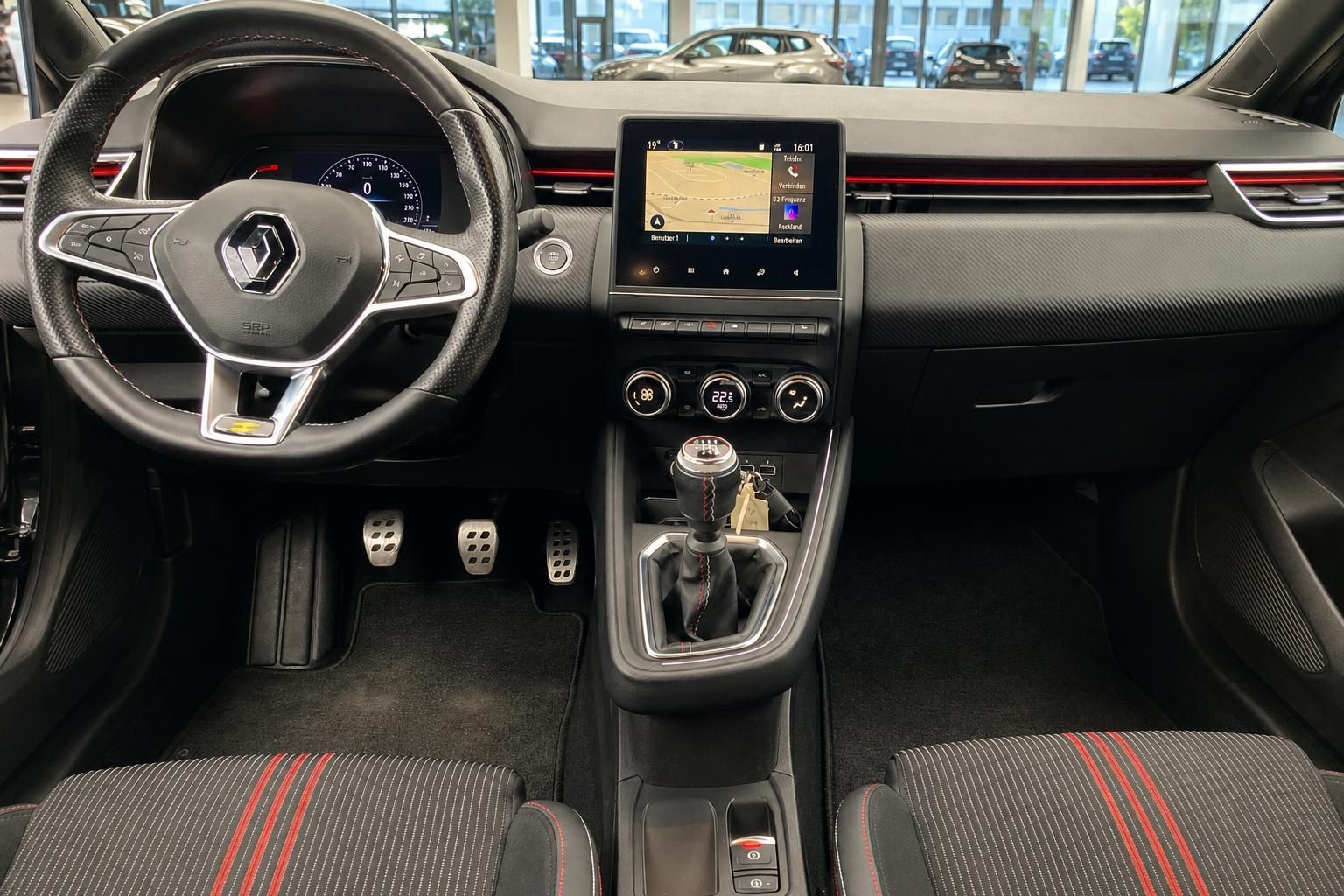 Renault Armaturenbrett mit Touchscreen-Navigation und Schaltknauf - moderne Cockpit-Ansicht