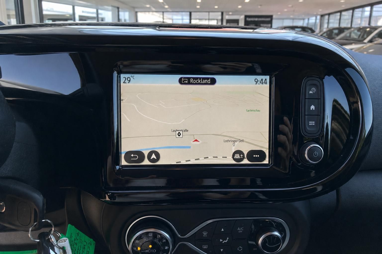 Renault Navigationssystem mit Kartenansicht im Cockpit Detailansicht