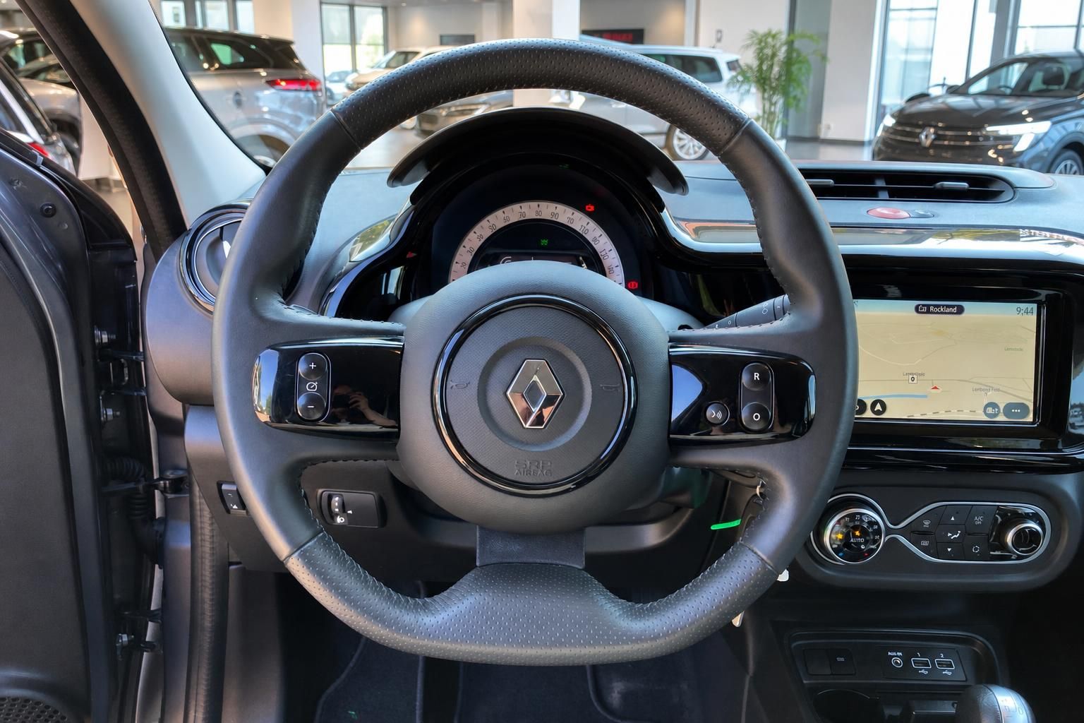 Renault Lenkrad mit Bedienelementen und Cockpit Innenraumansicht