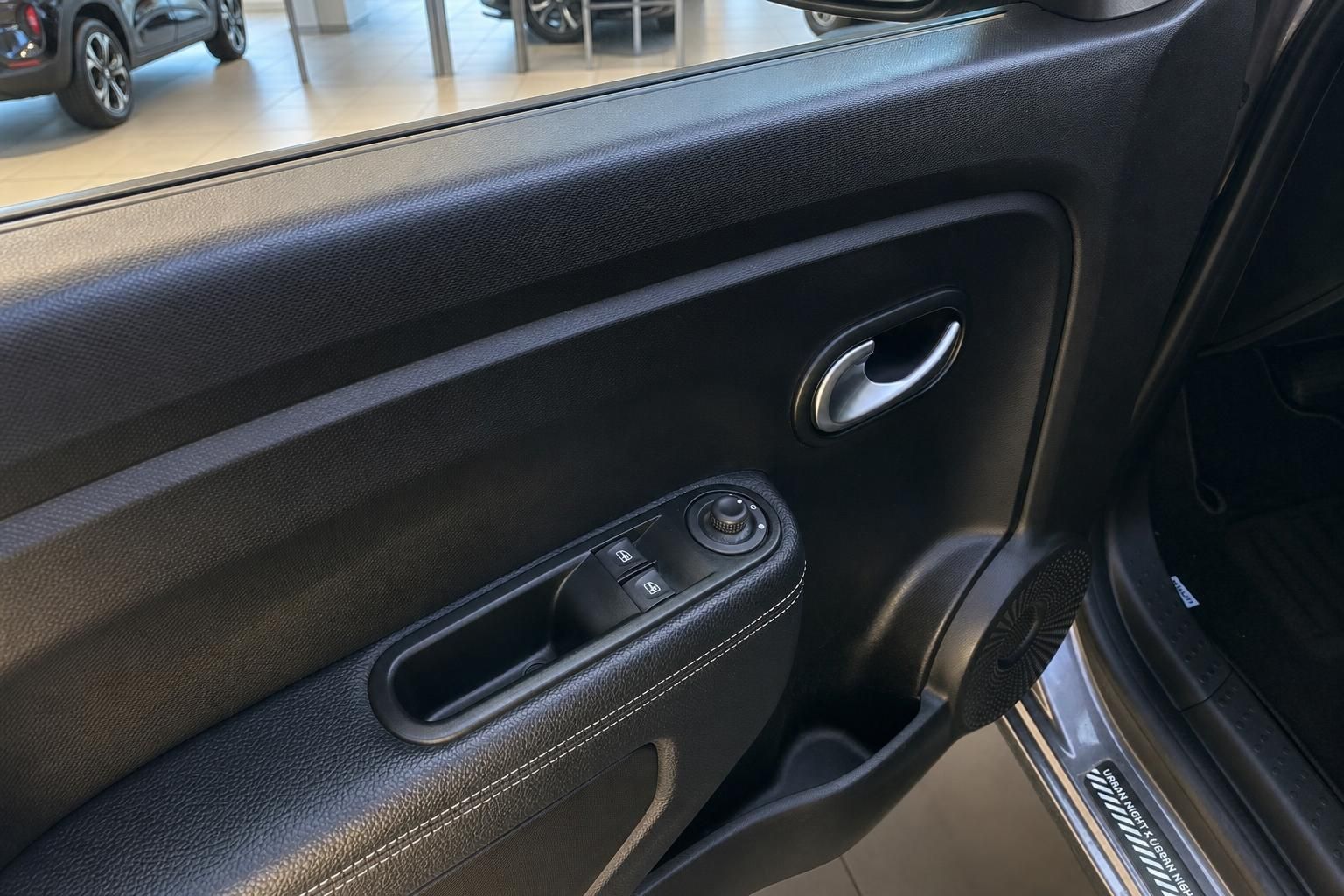 Renault Innenraum Türverkleidung mit Fensterheber Detailansicht