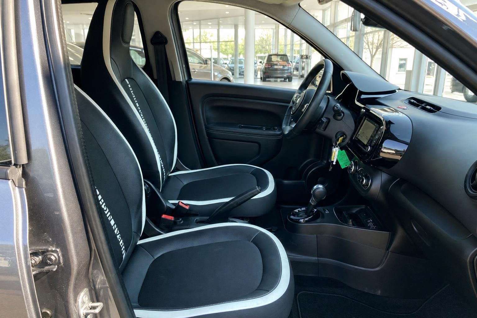 Renault Innenraum mit Sportsitzen und Cockpit Detailansicht