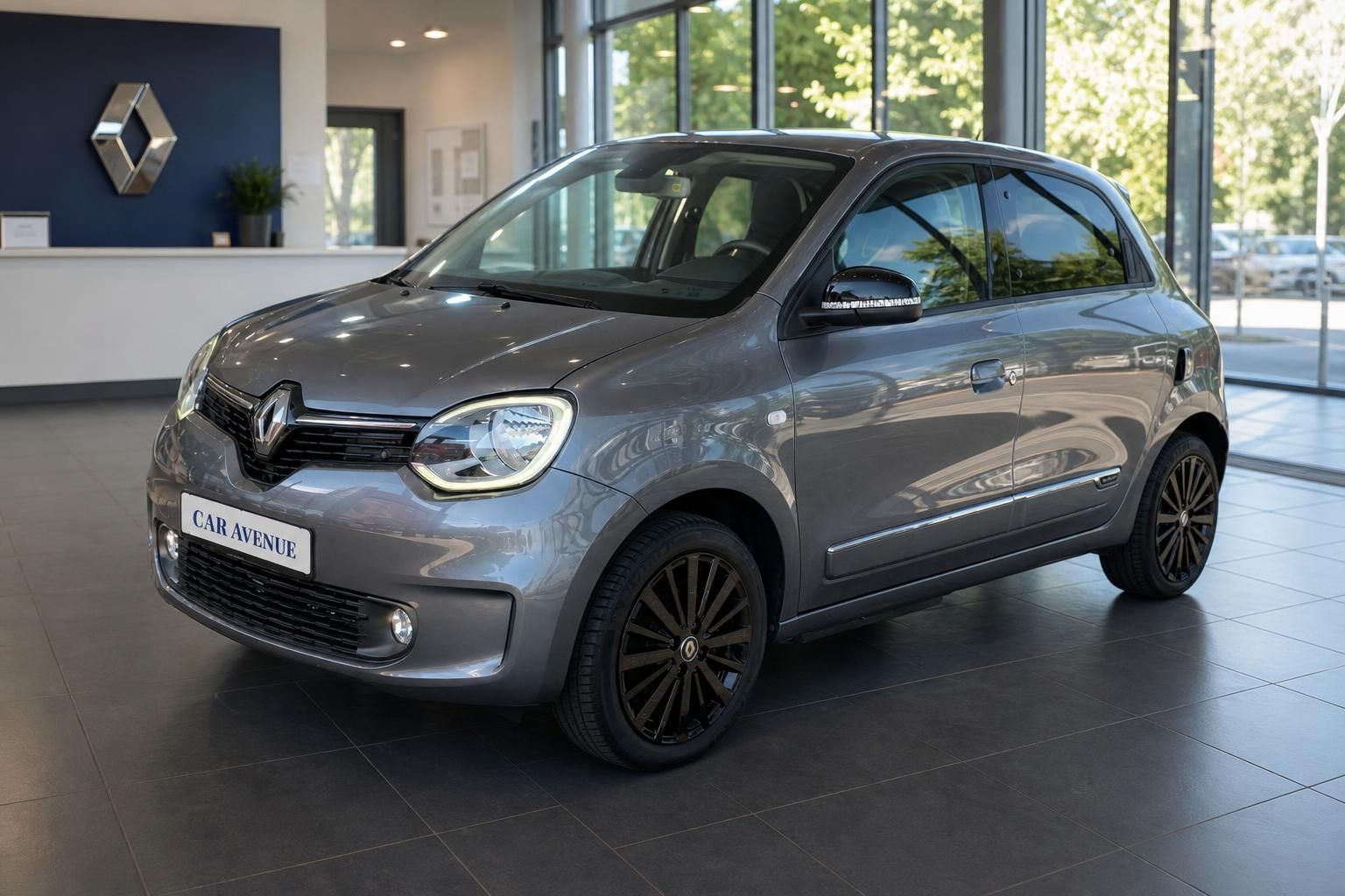 Renault Twingo grau Frontansicht seitlich im Autohaus