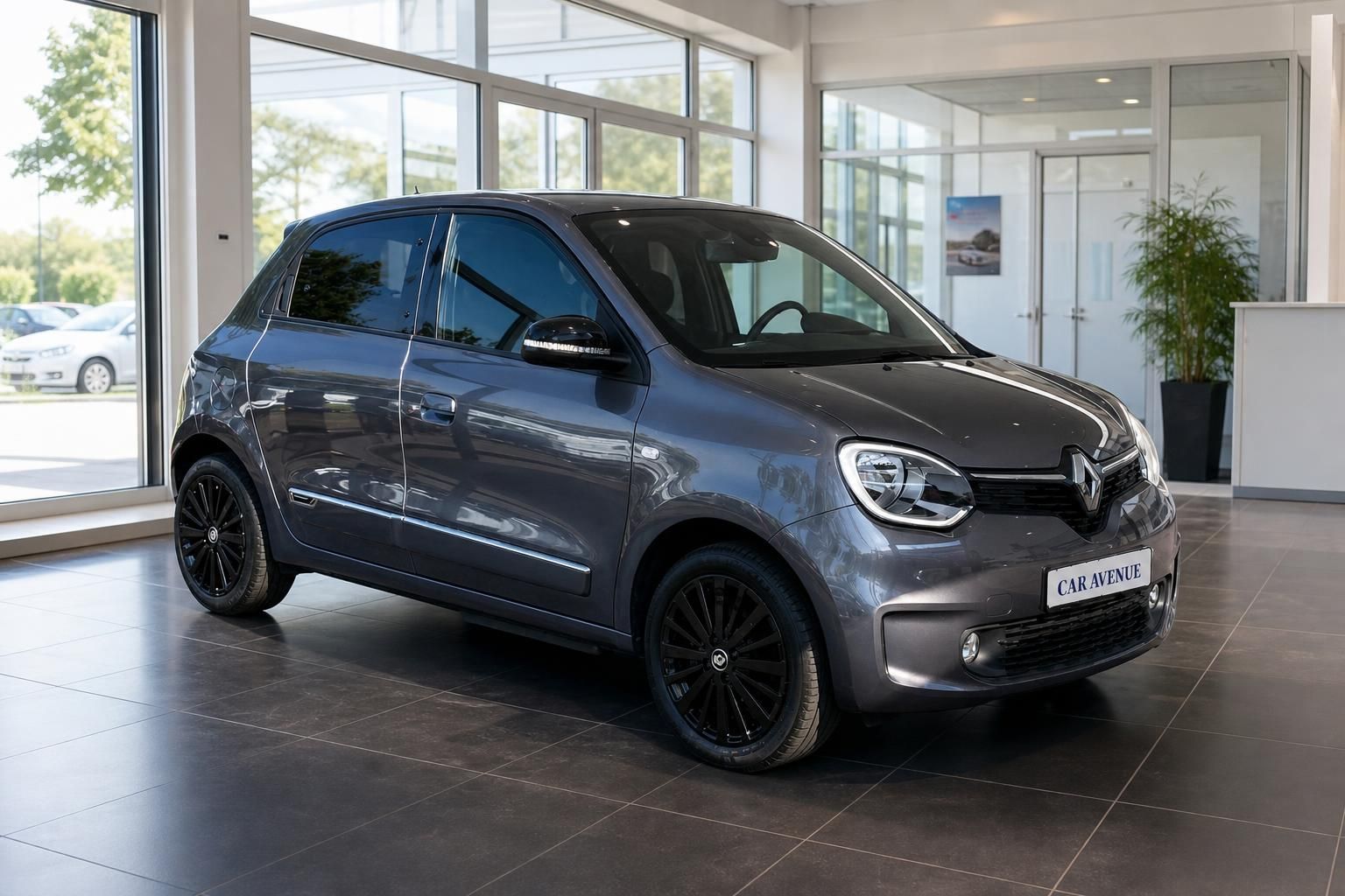 Renault Twingo grau in der Frontansicht im Autohaus Showroom