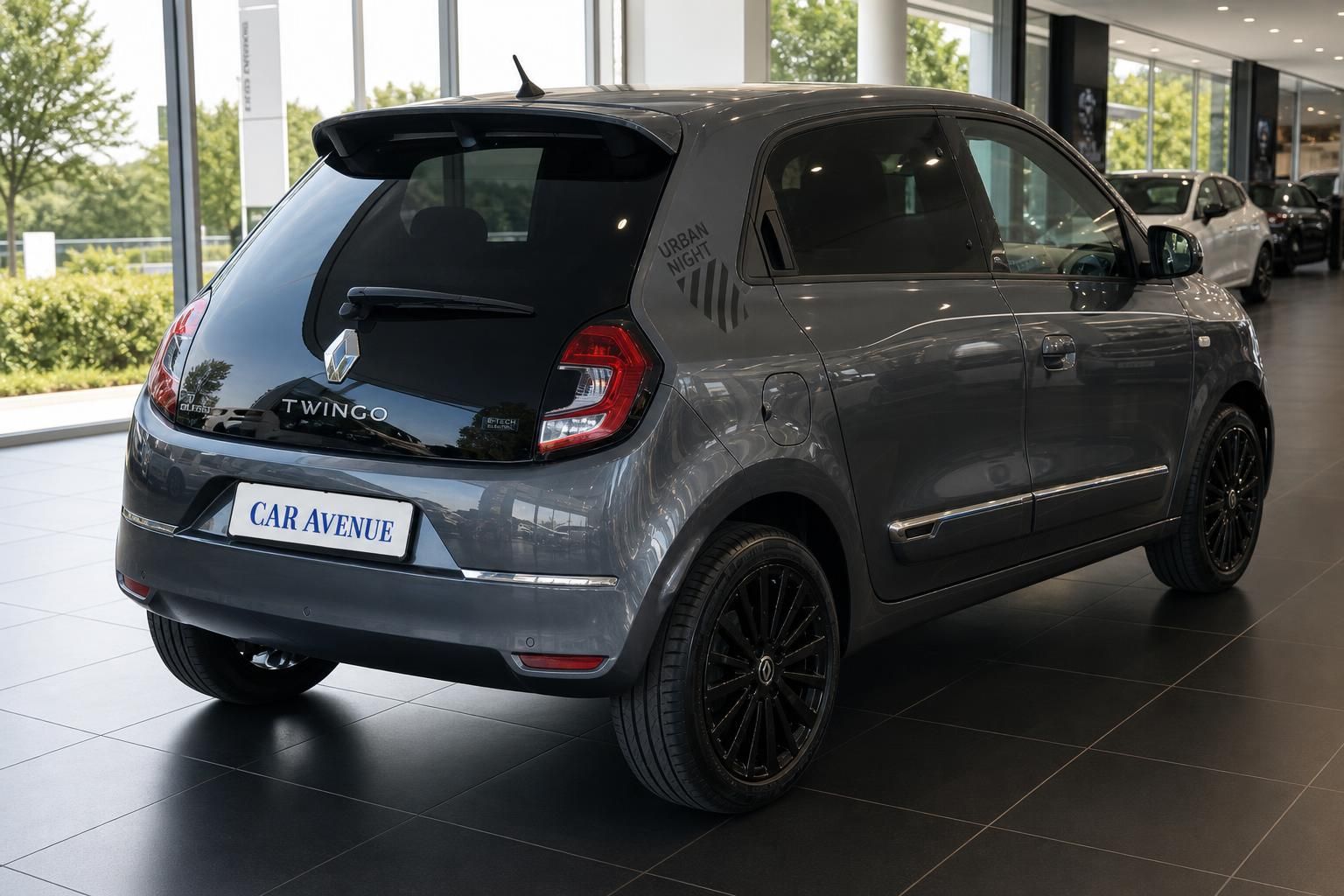 Renault Twingo Urban Night grau Heckansicht im Showroom