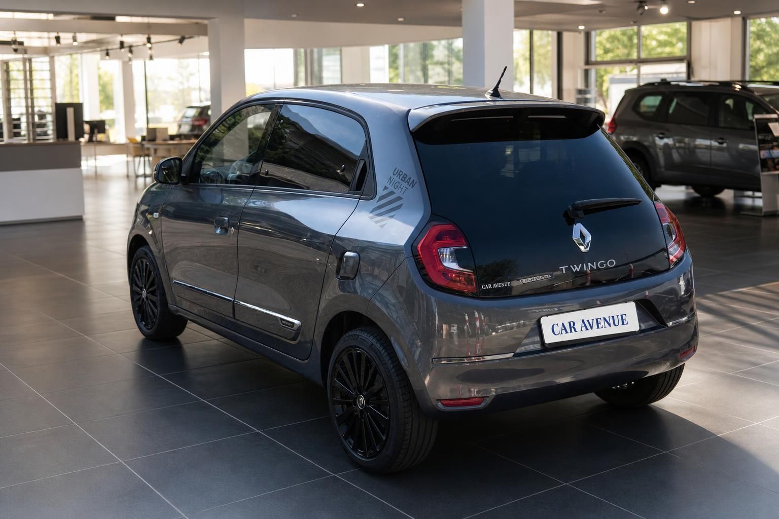 Renault Twingo grau Heckansicht seitlich im Autohaus Showroom