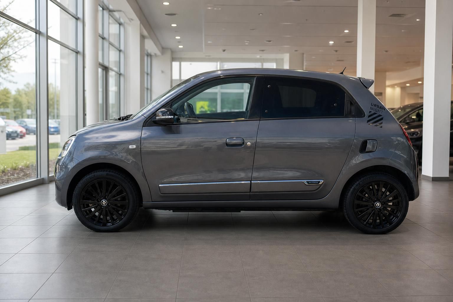 Renault Twingo Urban Night grau Seitenansicht im Showroom