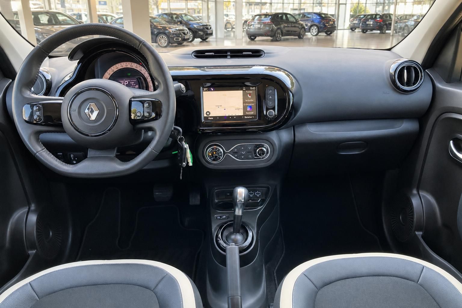 Renault Twingo Cockpit mit Lenkrad und Navigationssystem