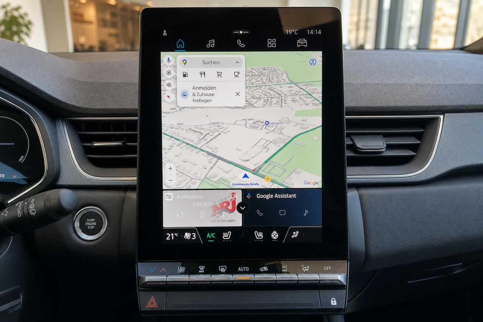 Modernes Infotainment-Display mit Navigationssystem und Google Maps im Fahrzeug-Dashboard