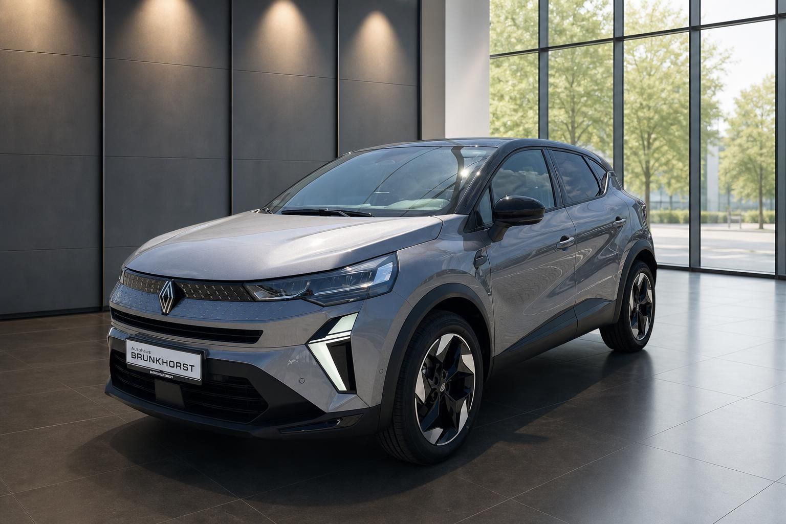 Renault SUV Elektroauto in grau - Seitenansicht im modernen Autohaus Showroom