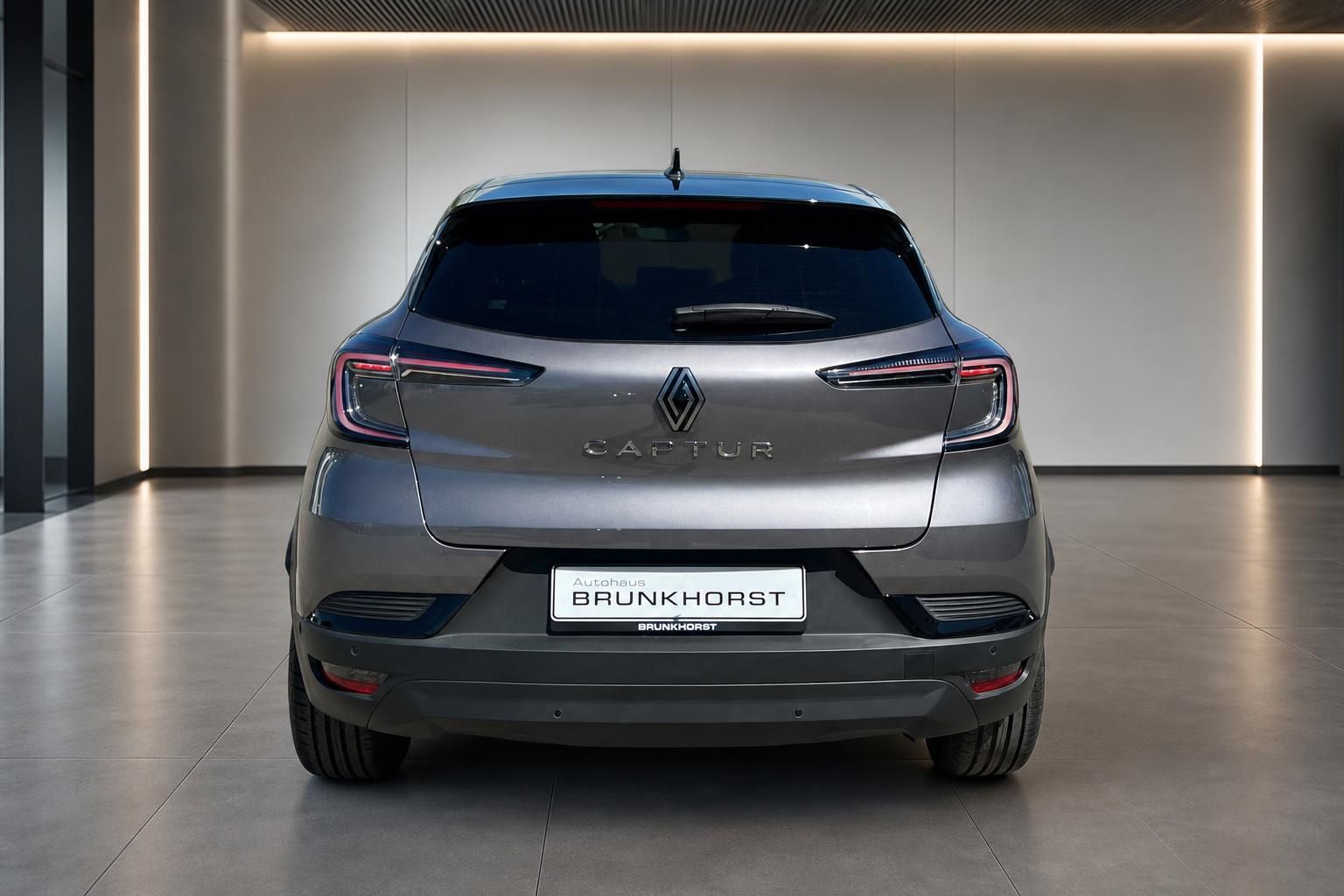 Renault Captur Heckansicht in grau mit LED-Rücklichtern im Autohaus