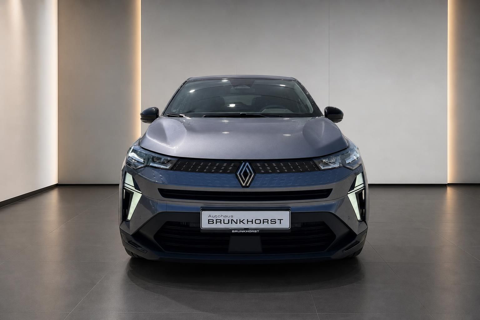 Renault Elektrofahrzeug Frontansicht in grau im Autohaus Showroom