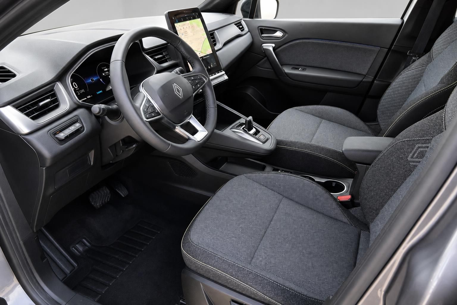 Renault Fahrzeuginnenraum mit Stoffsitzen und modernem Cockpit Design