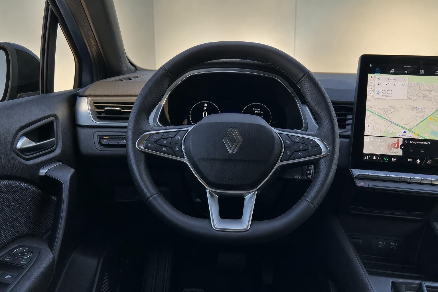 Renault Lenkrad mit Multifunktionstasten und digitales Kombiinstrument im Cockpit
