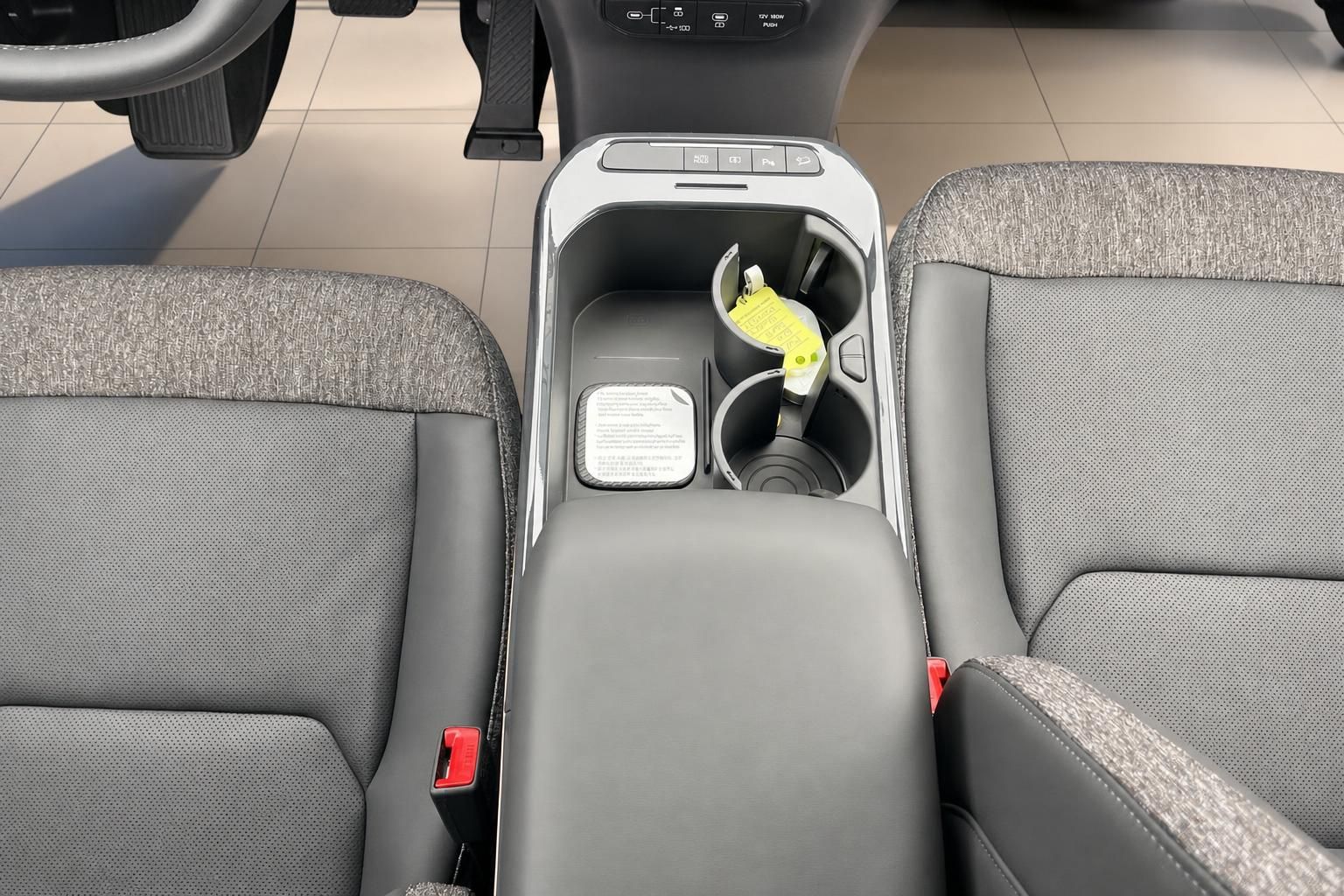 Mittelkonsole mit Becherhaltern im Kia Elektrofahrzeug Innenraum
