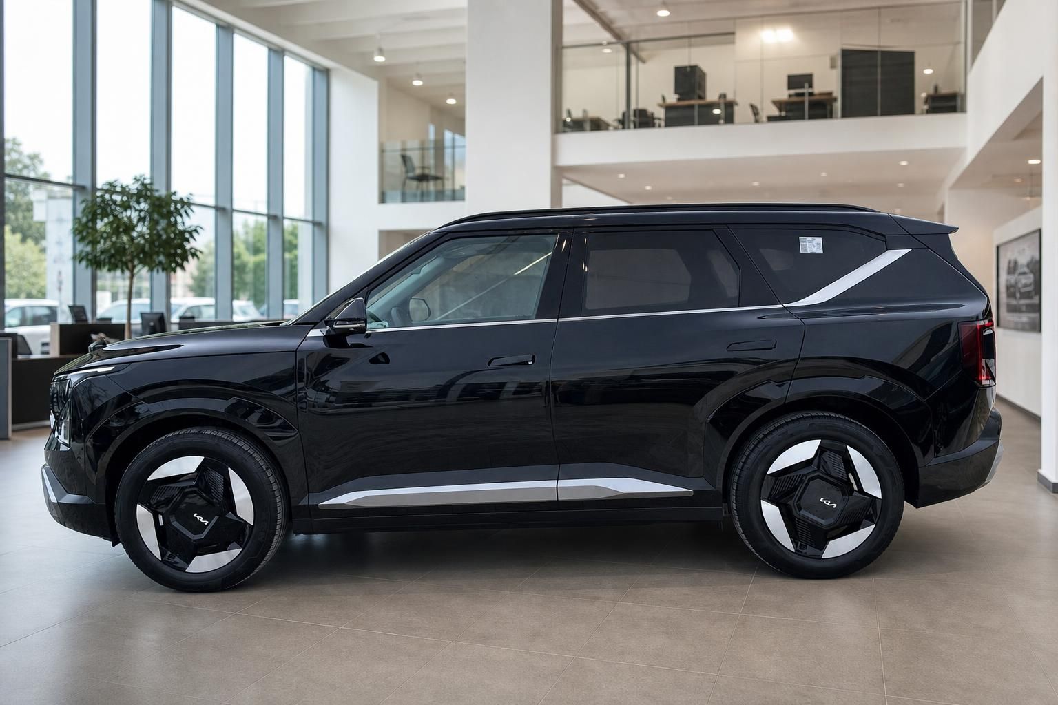 Kia EV5 in Schwarz, Seitenansicht im Autohaus