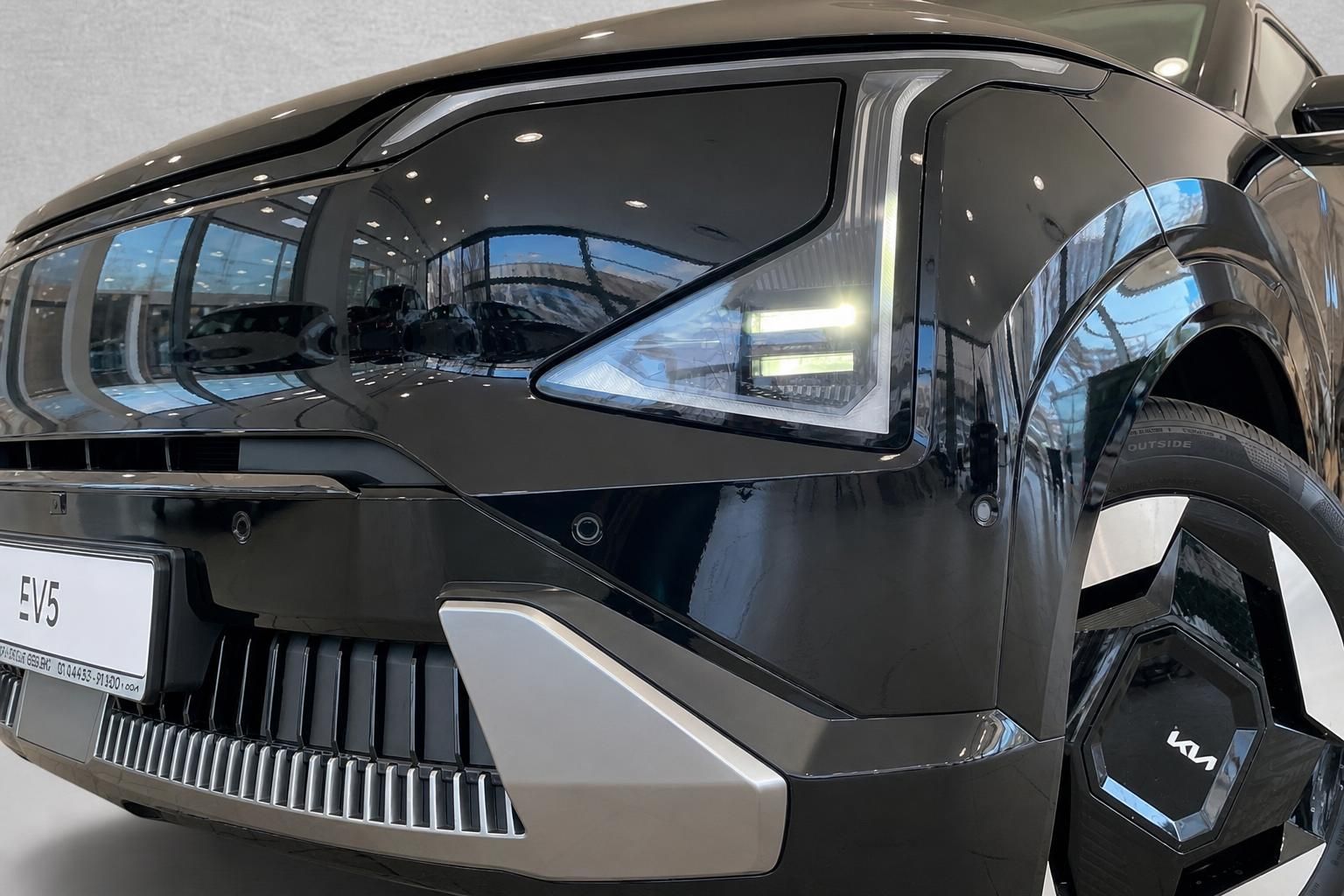Kia EV5 Frontpartie Detail mit LED-Scheinwerfer und Kühlergrill