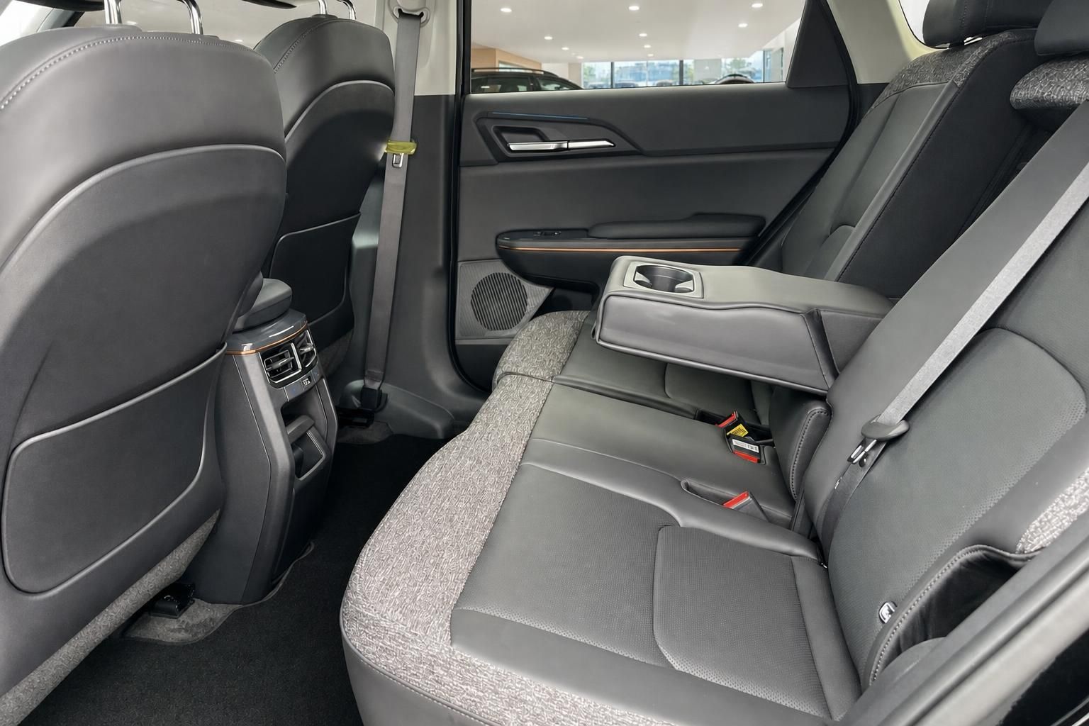 Kia EV5 Rücksitze mit Lederpolster und Mittelarmlehne im Detail
