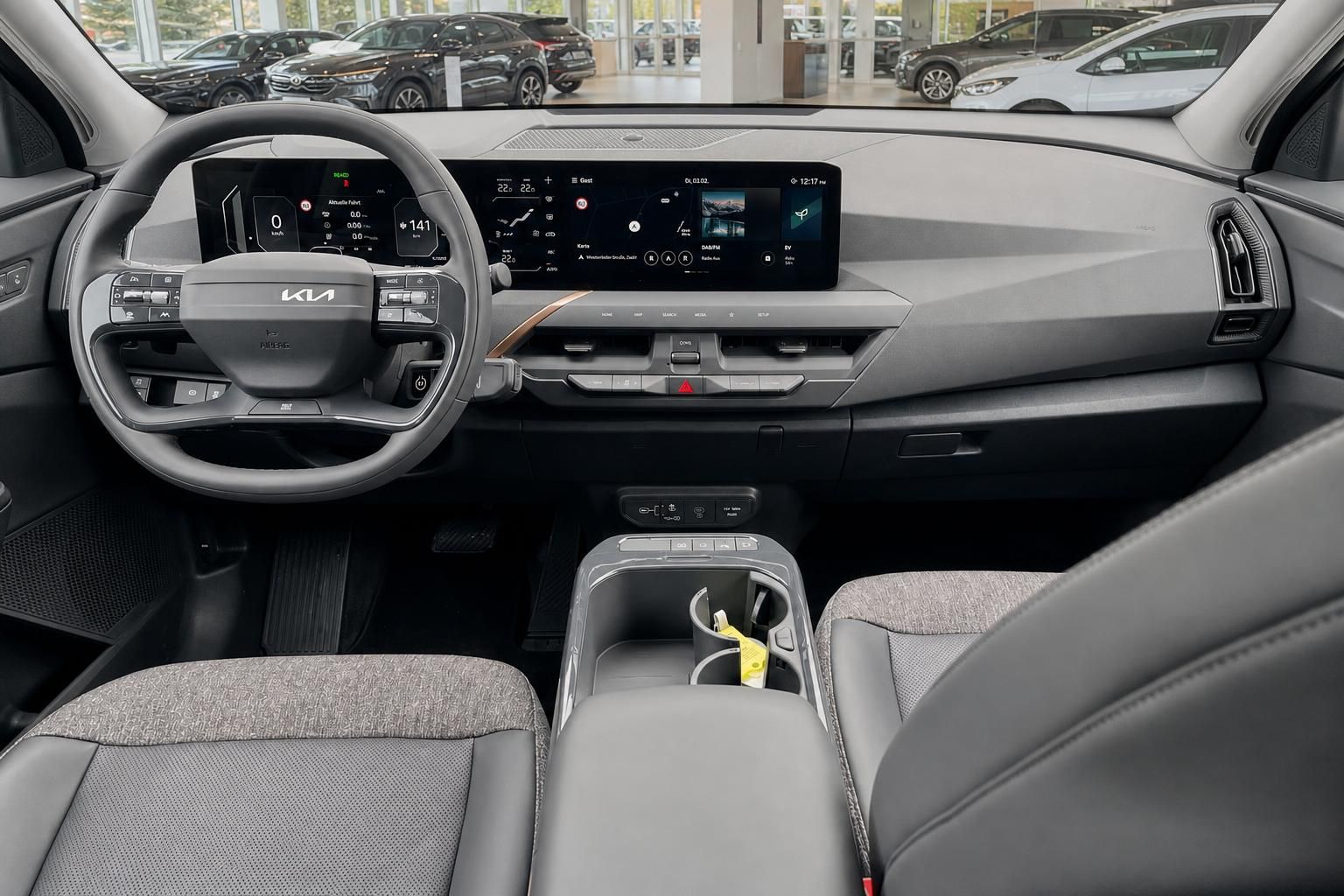 Kia EV5 Cockpit mit Lenkrad und digitalem Display im Showroom