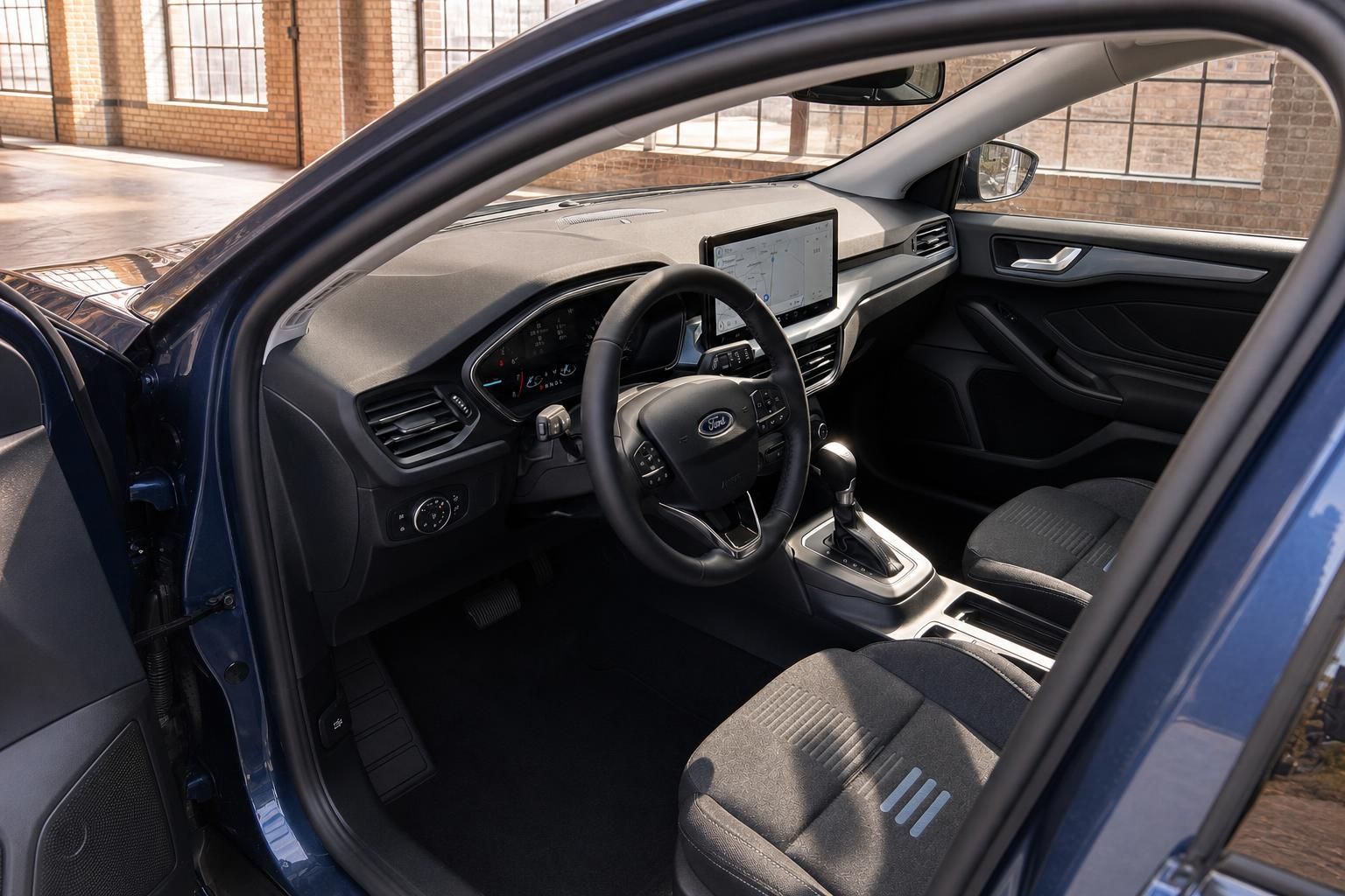Ford Innenraum Fahrerseite mit Lenkrad, Touchscreen-Navigation und Automatikgetriebe