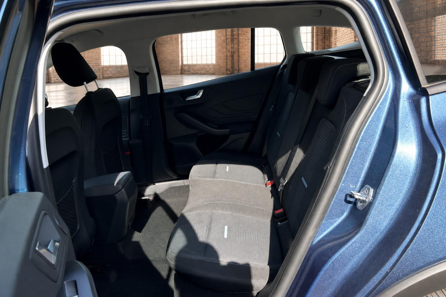 Ford Focus Active blau – Innenraum Rücksitzbank mit schwarzen Stoffsitzen und viel Beinfreiheit