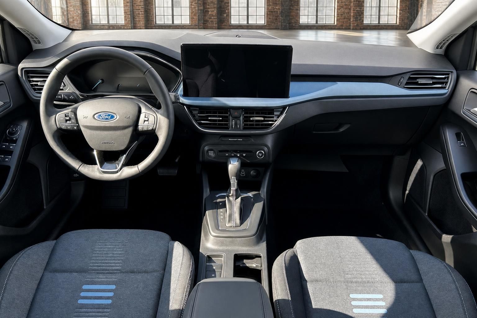 Ford Cockpit Frontansicht mit Lenkrad, großem Infotainment-Display und Automatikschalthebel