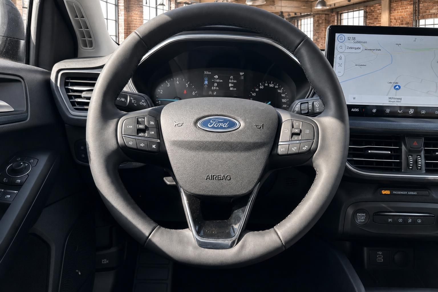 Ford Lenkrad Detailansicht mit Multifunktionstasten, Digitaltacho und Navigationsdisplay