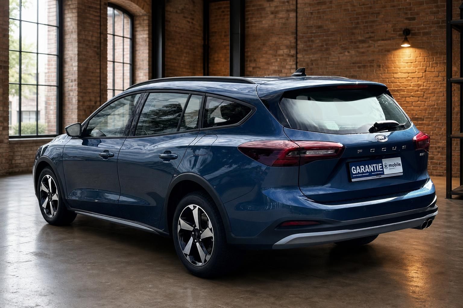 Ford Focus Turnier blau Heckansicht schräg links im Showroom – Gebrauchtwagen