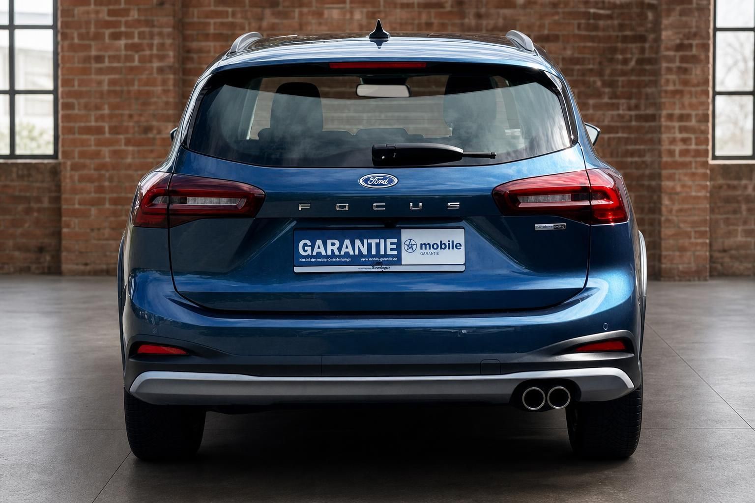 Ford Focus Turnier blau Heckansicht gerade im Showroom – Gebrauchtwagen kaufen
