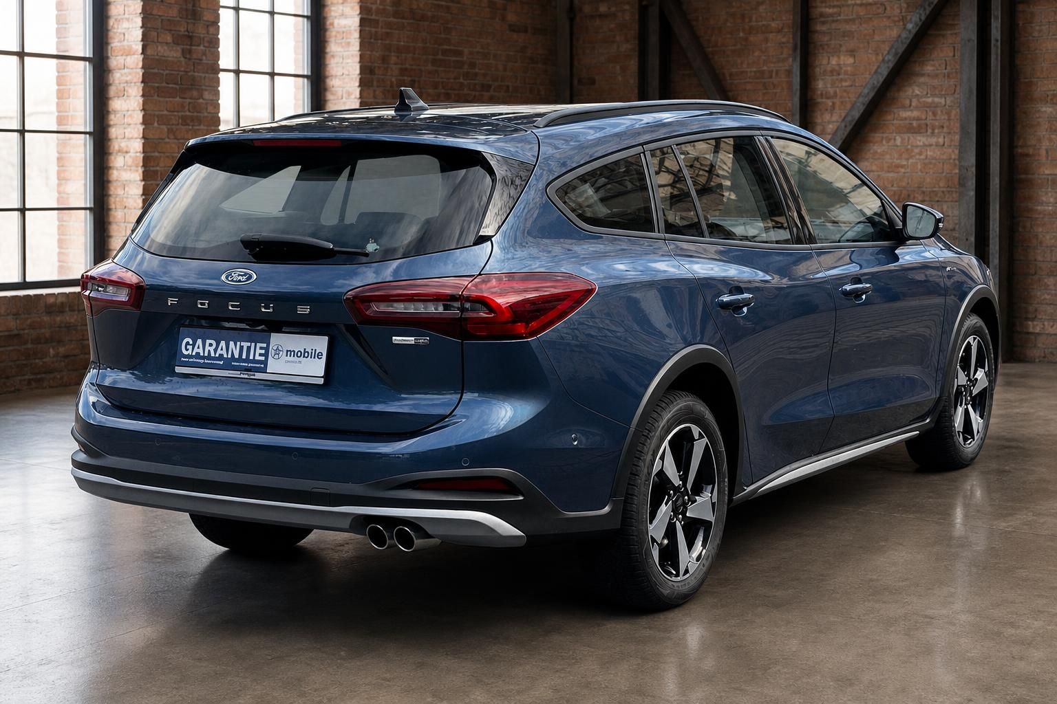Ford Focus Turnier blau Heckansicht schräg rechts im Showroom – Gebrauchtwagen