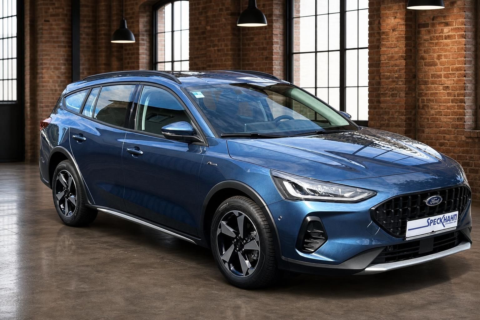 Ford Focus Turnier blau Frontansicht schräg rechts im Showroom – Gebrauchtwagen