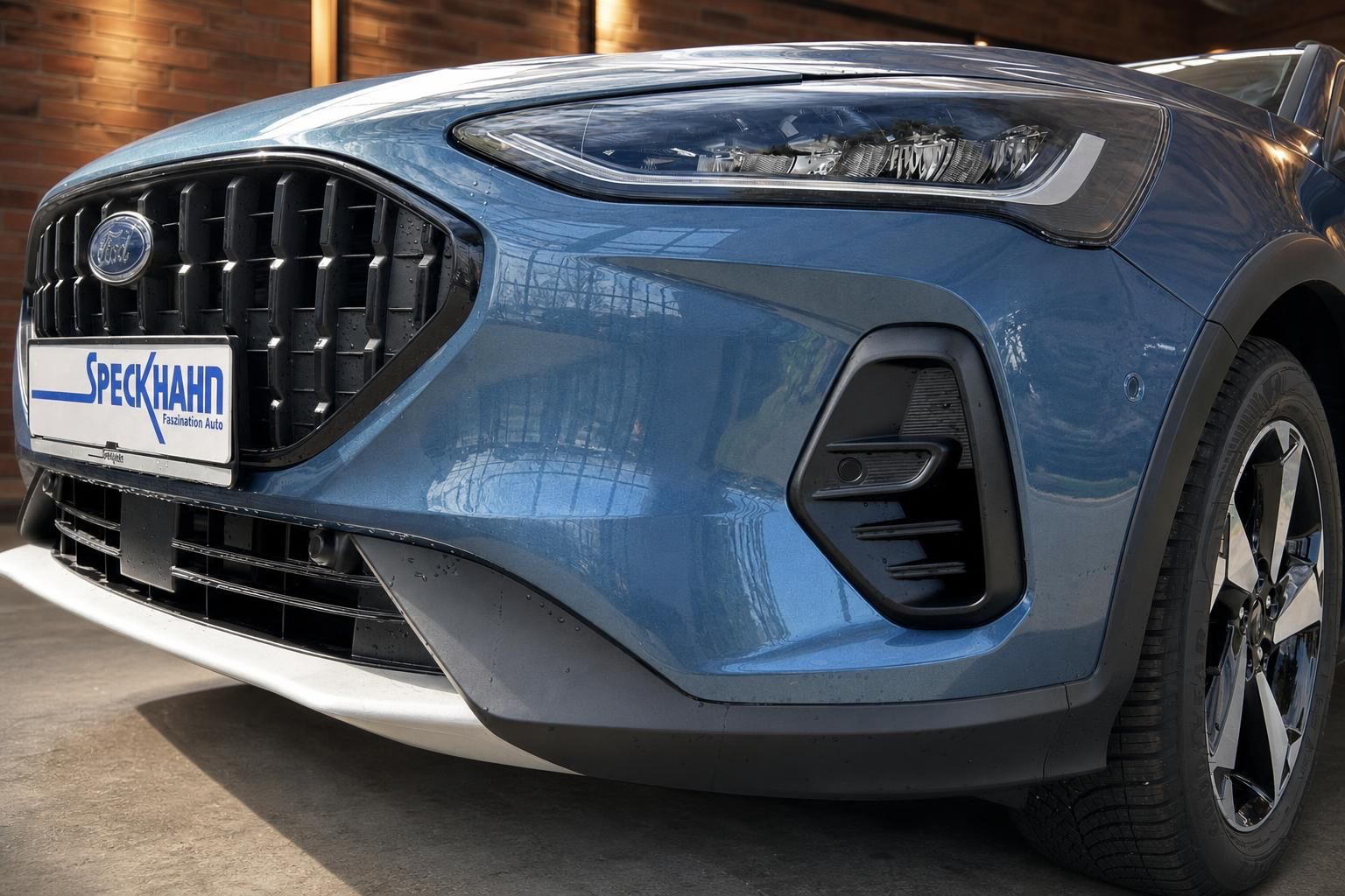 Ford Focus Active blau – Frontdetail mit Kühlergrill, Ford-Logo und Speckhahn Kennzeichenhalter