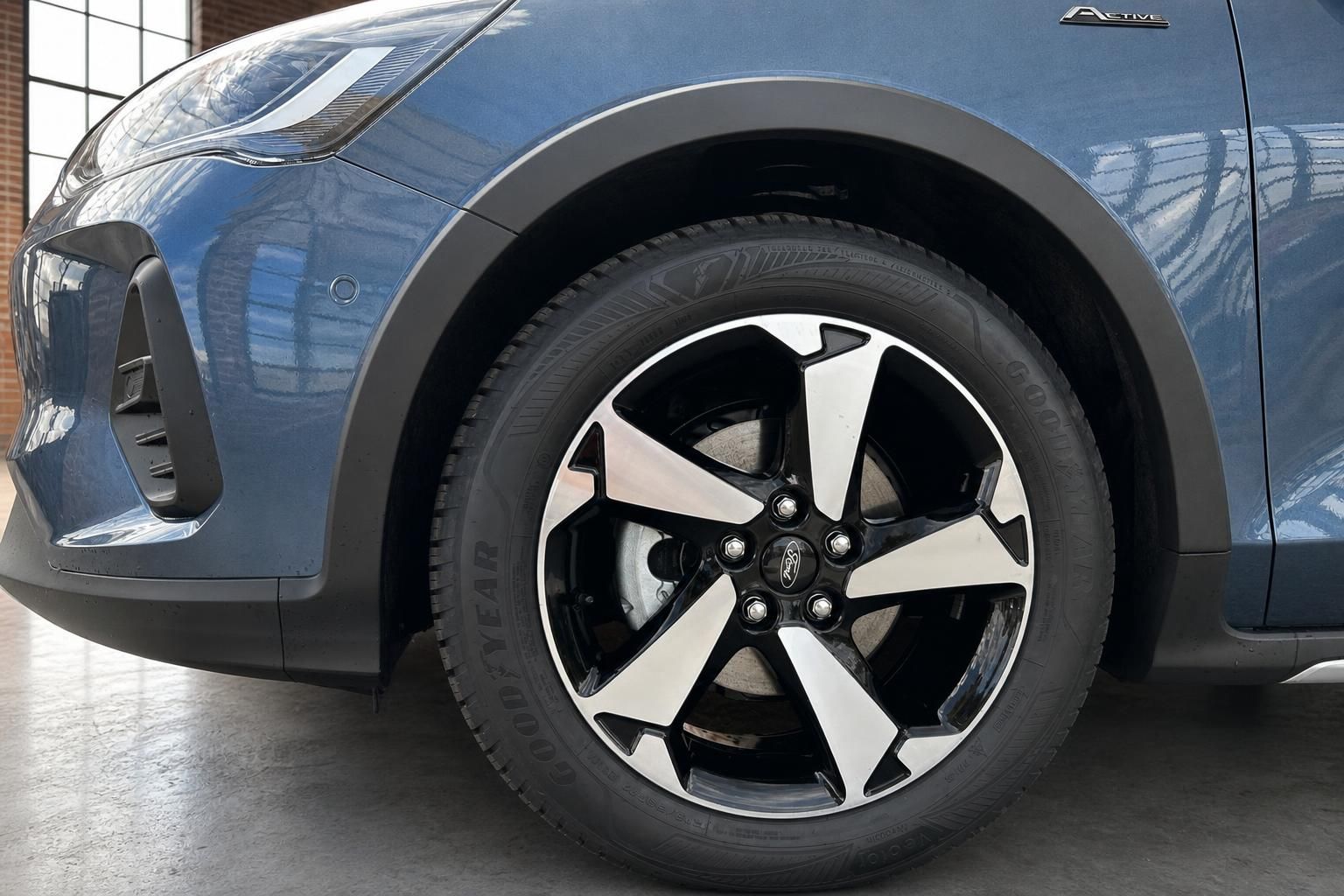 Ford Focus Active blau – Detailansicht Leichtmetallfelge mit Goodyear-Reifen und Radkasten