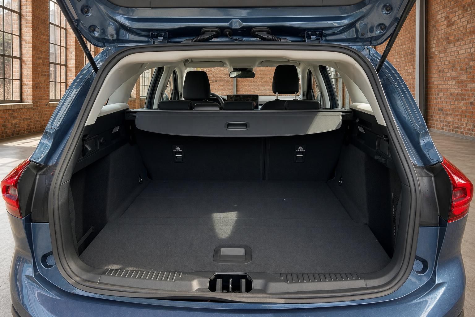 Ford Focus Active Kombi blau – geöffneter Kofferraum mit Laderaumabdeckung und viel Stauraum