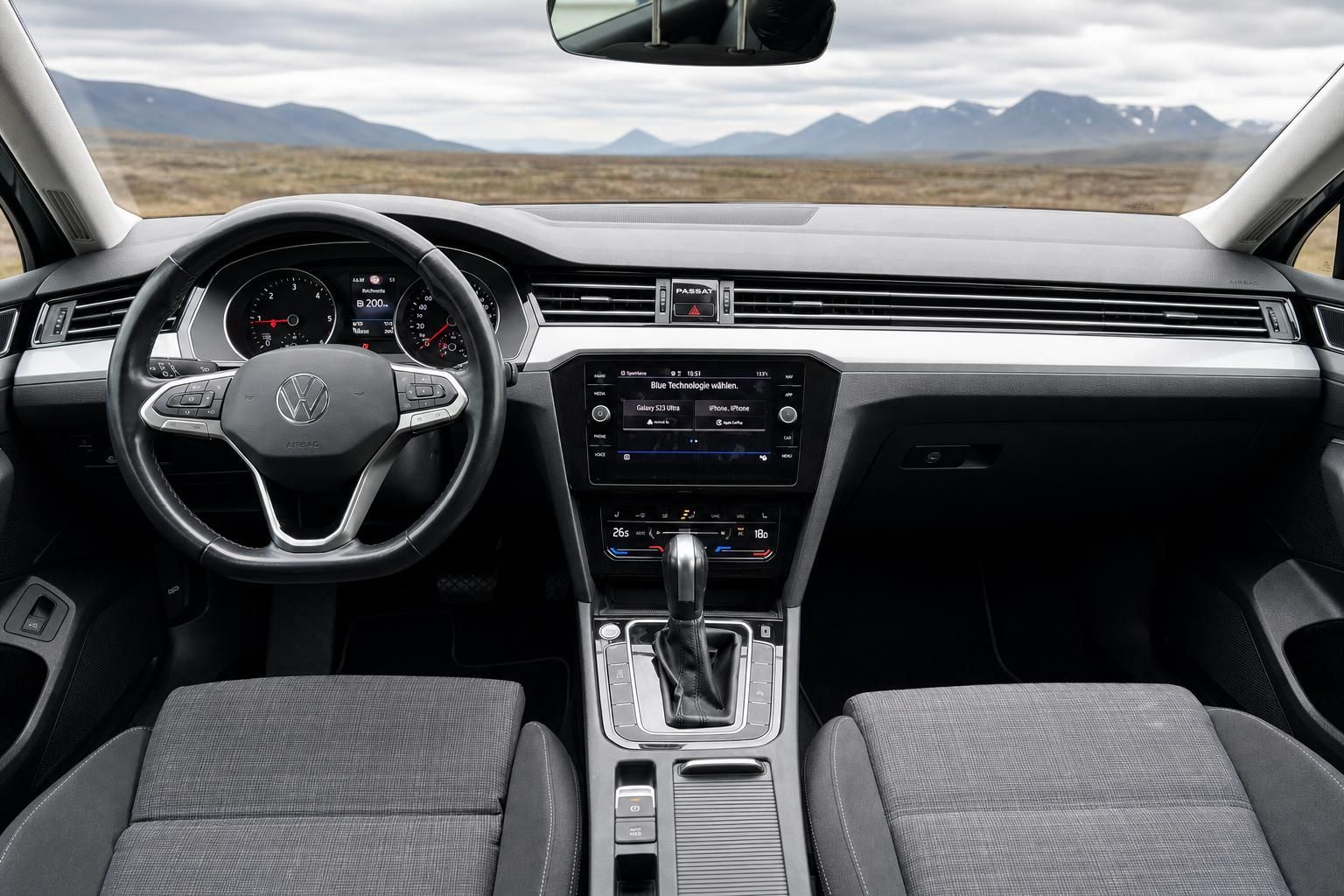 VW Passat Cockpit Ansicht mit Lenkrad und Infotainment