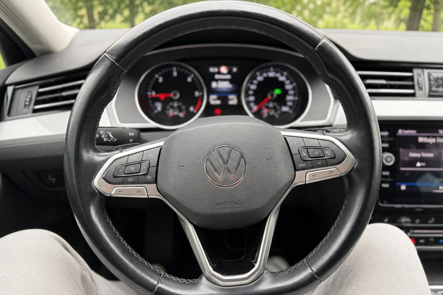 VW Lenkrad mit Bedienelementen und Cockpit Ansicht im Innenraum